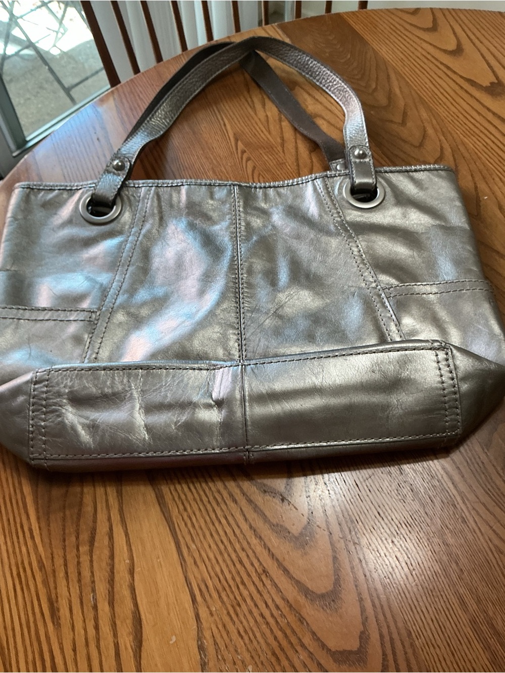Fossil Metallic Silver Leather Tote Bag - Stylish Everyday Shoulder Bag - Picture 5 of 6